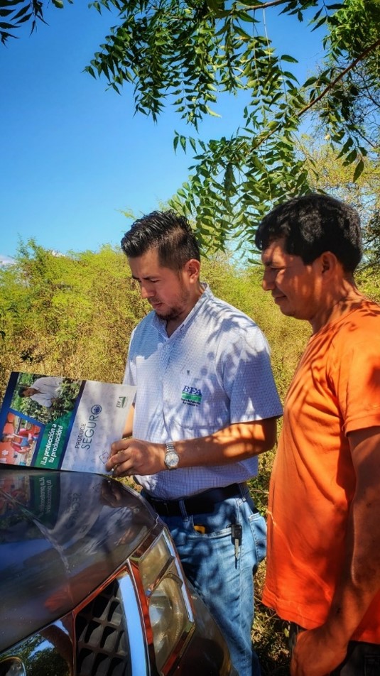 A BFA loan officer explains the “Produce Seguro” policy to a client in eastern El Salvador.