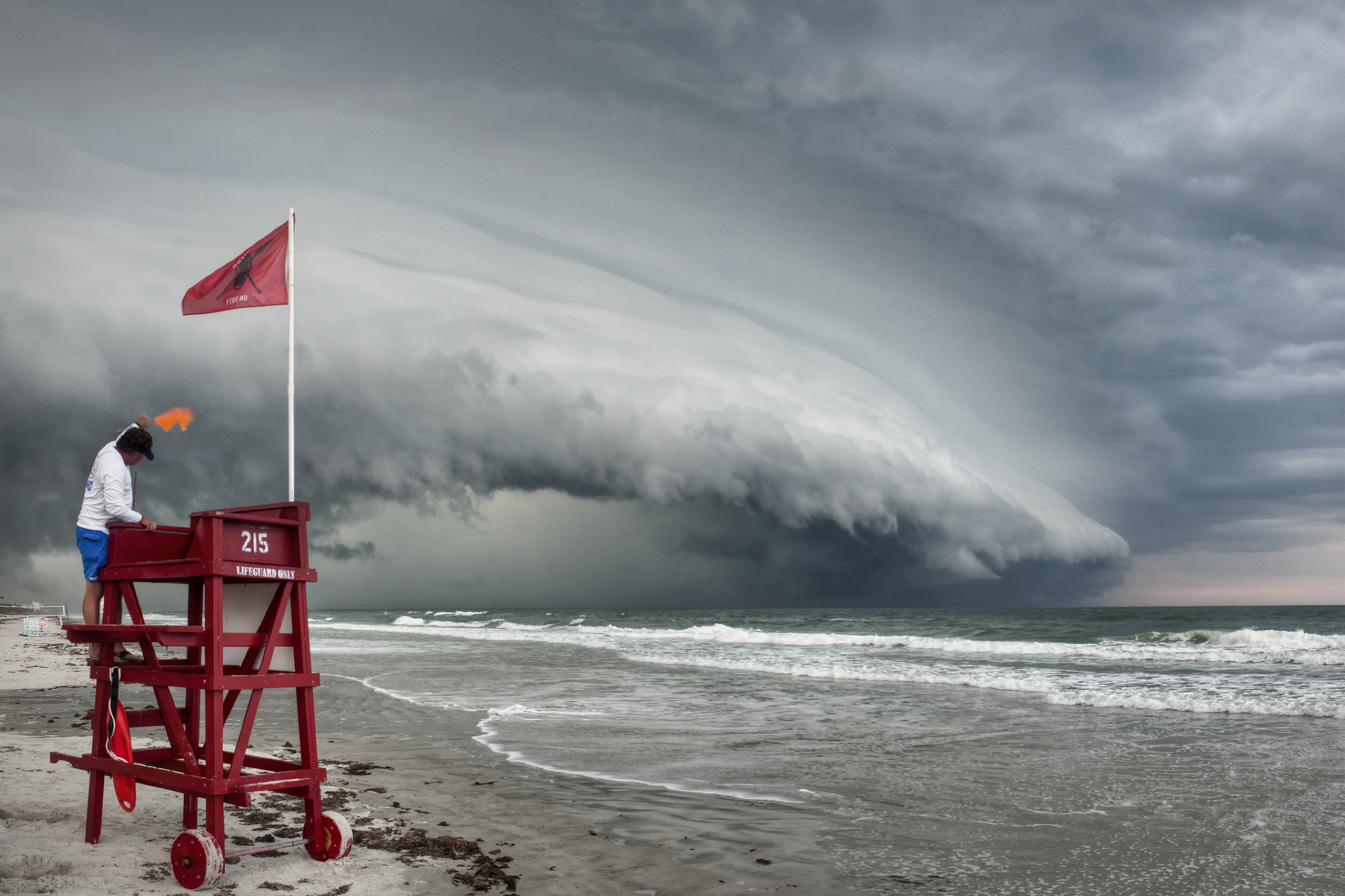 Shelf cloud approaching beach