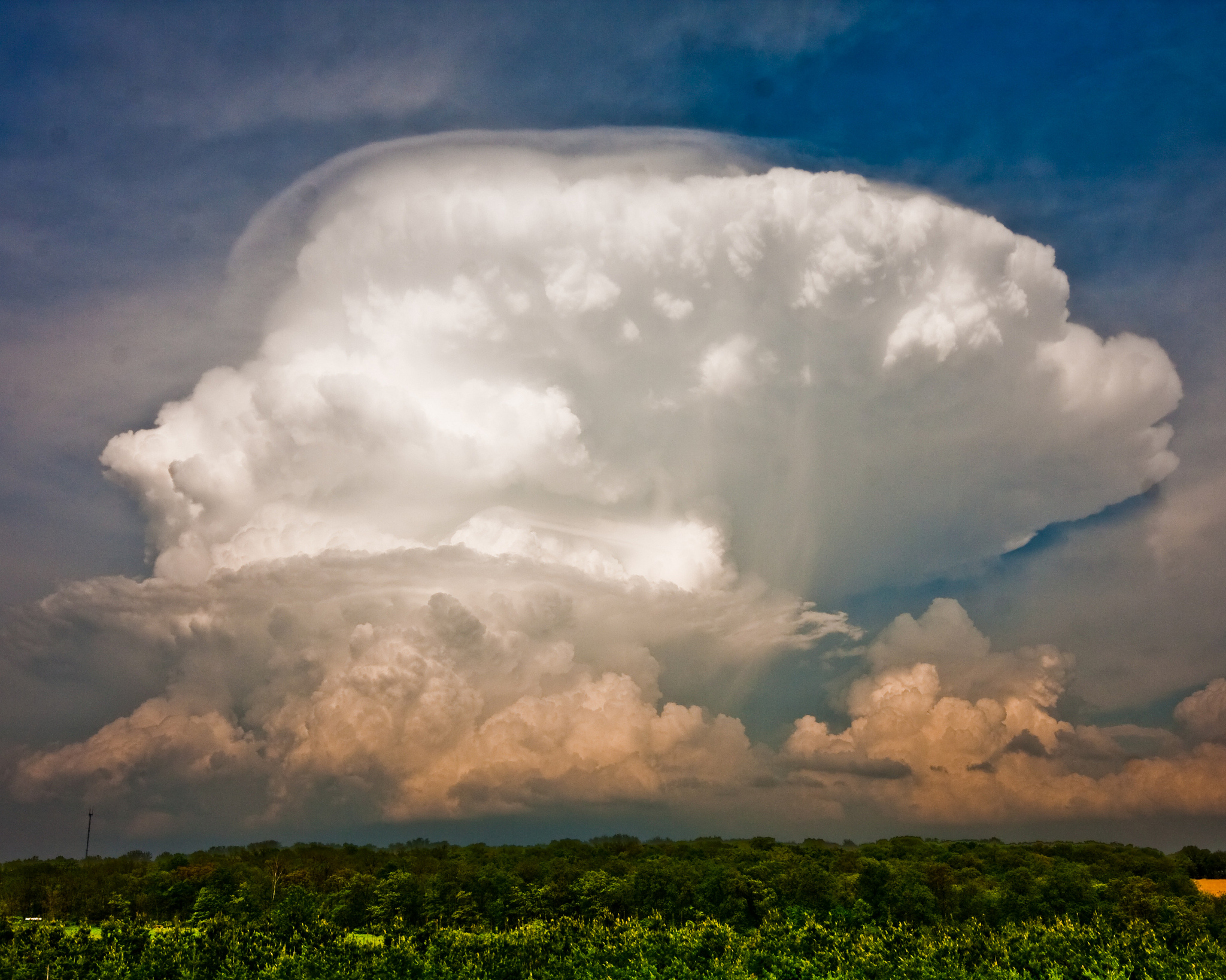 A huge thunderstorm cloud