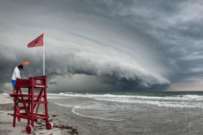 Shelf cloud approaching a beach