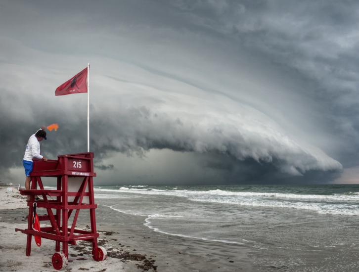 Shelf cloud approaching the beach.